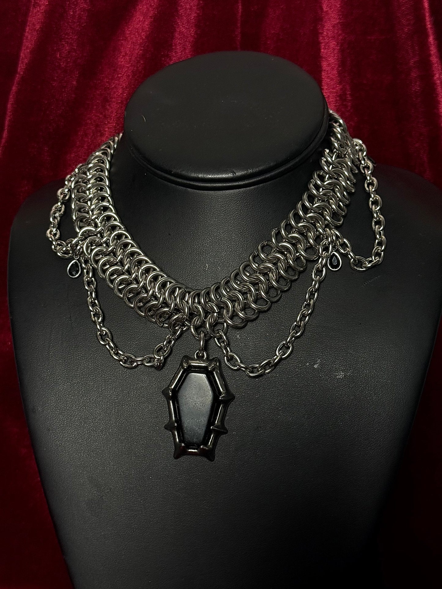 Chainmaille coffin necklace *Vamp version*