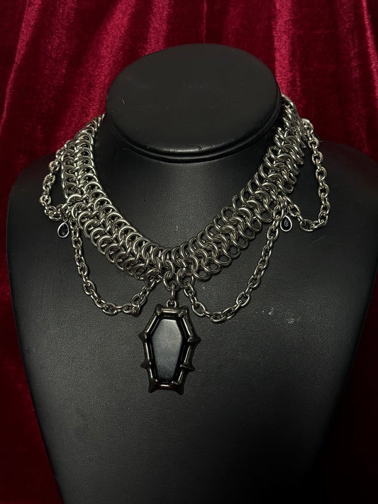 Chainmaille coffin necklace *Vamp version*